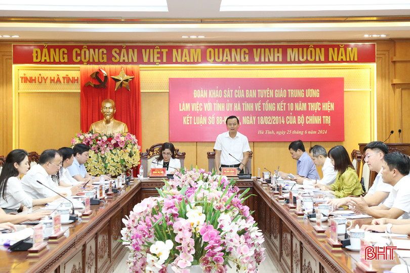 Chủ trì điều hành buổi làm việc. IMG_6991A.jpg