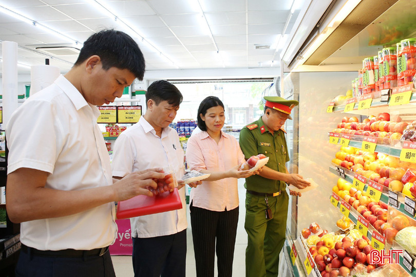 Lãnh đạo Sở Y tế và đoàn liên ngành cấp tỉnh kiểm tra tại một cơ sở kinh doanh thực phẩm trên địa bàn TP Hà Tĩnh. Ảnh Tuấn Dũng. 3A.jpg