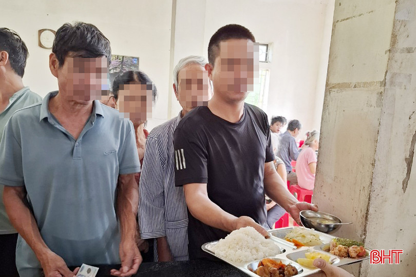 Đến nay, đã có trên 2.500 lượt bệnh nhân điều trị nội trú tại Bệnh viện Tâm thần được hỗ trợ tiền ăn. ho tro tam than 2A.jpg