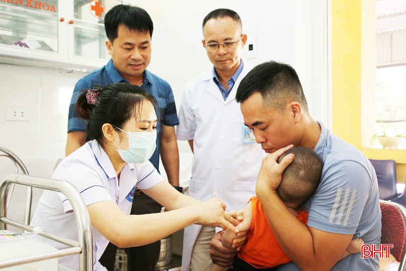 Lãnh đạo Trung tâm Kiểm soát bệnh tật tỉnh giám sát công tác tiêm chủng mở rộng tại huyện Thạch Hà. tiem chung vac xin ho ga 4A.jpg