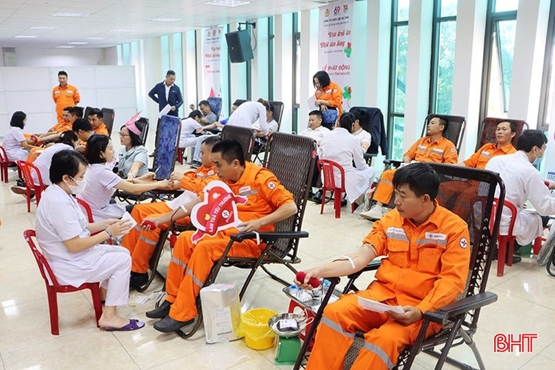 Công ty Điện lực Hà Tĩnh tổ chức chương trình hiến máu tình nguyện vào tháng 12/2023. 117d6103236t10149l0A.jpg