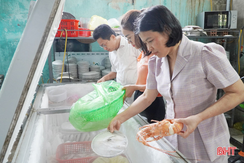 Đoàn liên ngành cấp tỉnh kiểm tra một cơ sở kinh doanh hải sản. kiem tra tpA.jpg