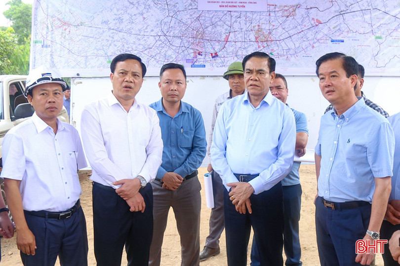 Chủ tịch UBND tỉnh Võ Trọng Hải kiểm tra, đôn đốc công tác GPMB dự án cao tốc Bắc - Nam đoạn qua huyện Thạch Hà. bqbht_br_2-9151A.jpg