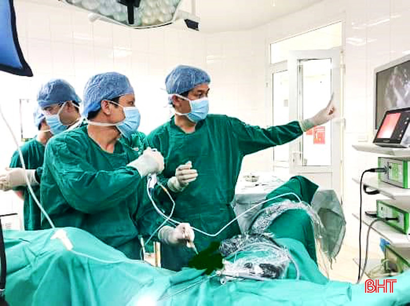 Bác sỹ Trung tâm Y tế TP Hà Tĩnh thực hiện kỹ thuật tán sỏi thận nội soi ngược dòng bằng ống soi mềm dưới sự hướng dẫn của chuyên gia tuyến Trung ương. BVTP 1A.jpg