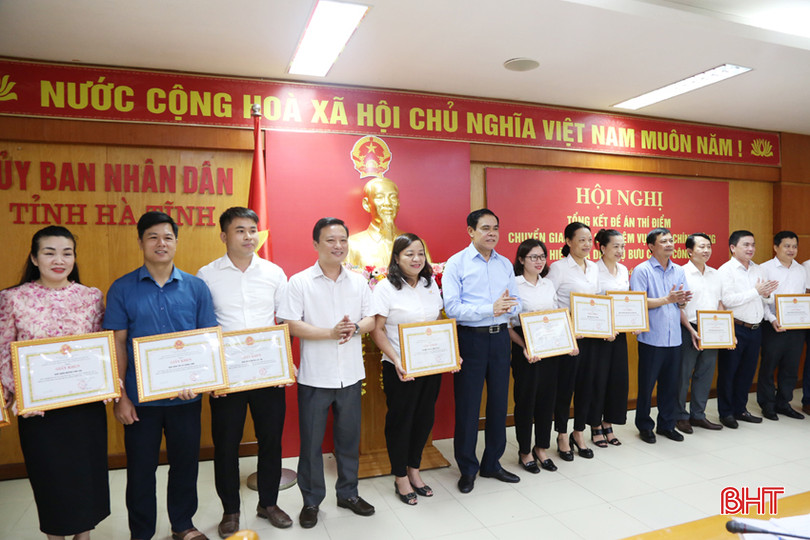 Lãnh đạo tỉnh khen thưởng cho các đơn vị thực hiện có hiệu quả đề án thí điểm chuyển giao một số nhiệm vụ hành chính công thực hiện qua dịch vụ bưu chính công ích. 4Ab.jpg