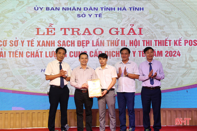 Lãnh đạo Sở Y tế trao giải nhất hội thi cho poster “Giải pháp rút ngắn thời gian tái thông động mạch vành ở bệnh nhân nhồi máu cơ tim” của Bệnh viện Đa khoa tỉnh. 6C.jpg