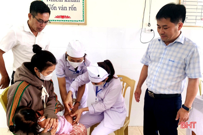 Chủ động tiêm chủng vắc-xin đủ liều, đúng lịch là giải pháp hiệu quả để phòng ngừa bệnh bạch hầu. z5446353238581_6f2b6f005ef2480bc9558d13a6a15fa3_36f72a.jpg