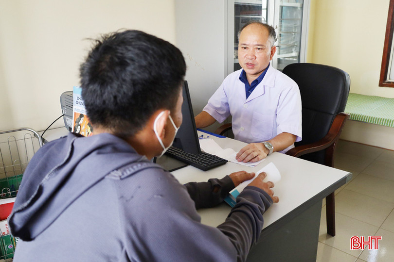 Bác sỹ Trung tâm Kiểm soát bệnh tật tỉnh tư vấn, hướng dẫn cho bệnh nhân nghiện ma túy điều trị methadone. BN ma tuy 3A.jpg