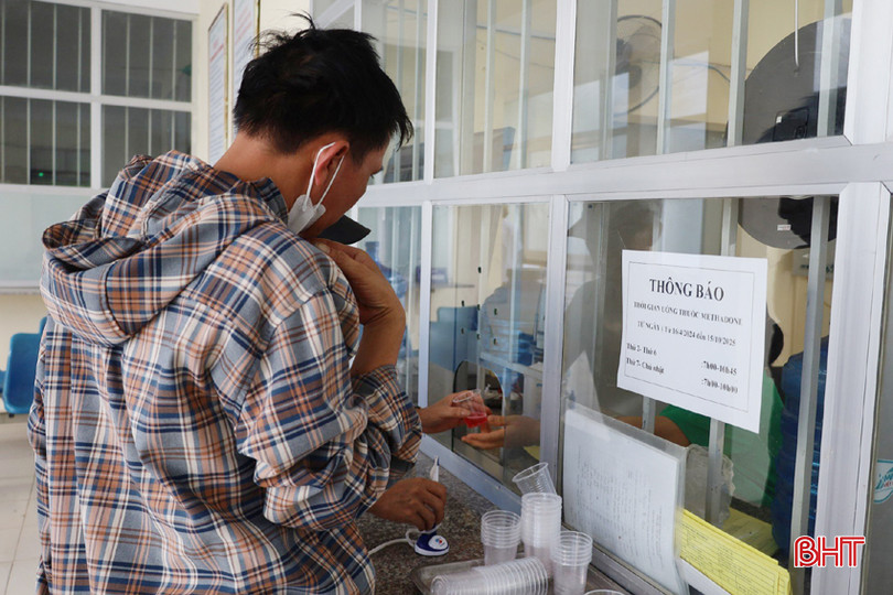 Bệnh nhân tham gia điều trị được uống thuốc methadone đúng liều lượng theo chỉ định của bác sỹ. BN ma tuy 1A.jpg