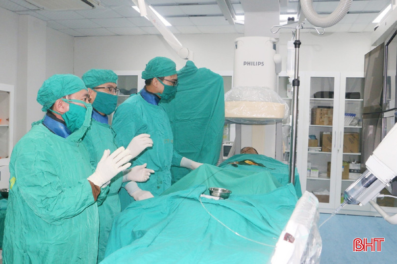 Các bác sỹ BVĐK tỉnh tiến hành can thiệp tim mạch cho một ca bệnh bị tắc động mạch vành. can thiepA.jpg