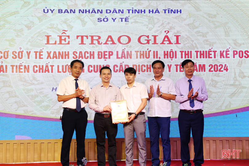 Đại diện nhóm tác giả poster “Giải pháp rút ngắn thời gian tái thông động mạch vành ở bệnh nhân nhồi máu cơ tim” nhận giải nhất hội thi. 6CA.jpg