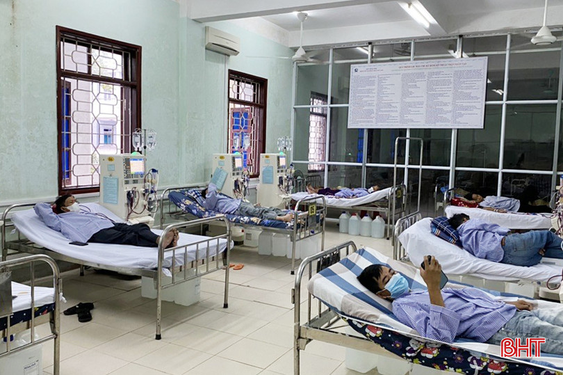 Các bệnh nhân đang chạy thận nhân tạo tại BVĐK thị xã Kỳ Anh. Chay than 1B.jpg
