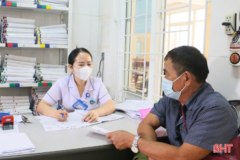 Bác sỹ BVĐK tỉnh tư vấn điều trị cho một bệnh nhân đái tháo đường. dai thao duong 3A.jpg