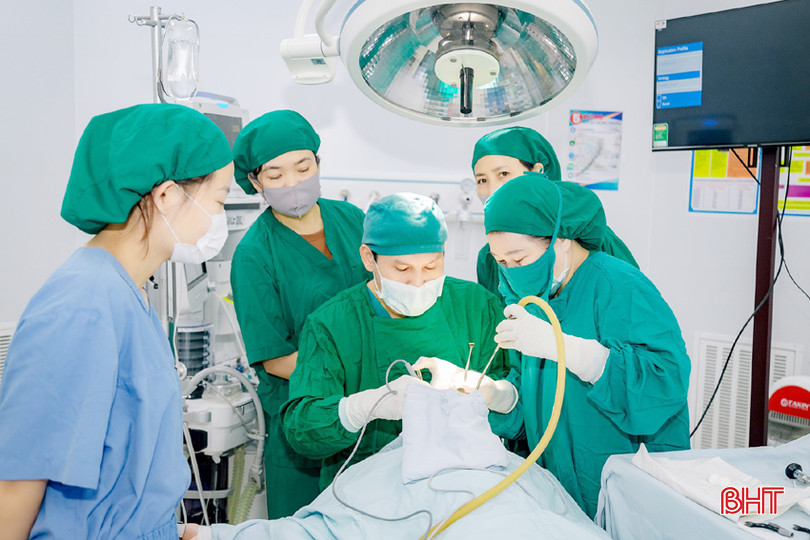 Nhiều kỹ thuật ngoại khoa đã được Trung tâm Y tế huyện Hương Sơn làm chủ để điều trị hiệu quả cho người bệnh. Y te HSA.jpg