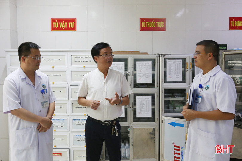Các chuyên gia của Bệnh viện Hữu nghị Việt Đức trực tiếp khảo sát, gợi mở một số giải pháp để nâng cao chất lượng đón tiếp, thăm khám, cấp cứu, điều trị cho người bệnh tại BVĐK tỉnh. 6A.jpg