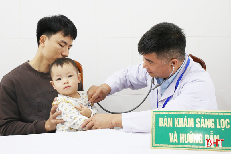Khám sàng lọc cho trẻ trước khi tiêm chủng. tiem phong 3A.jpg