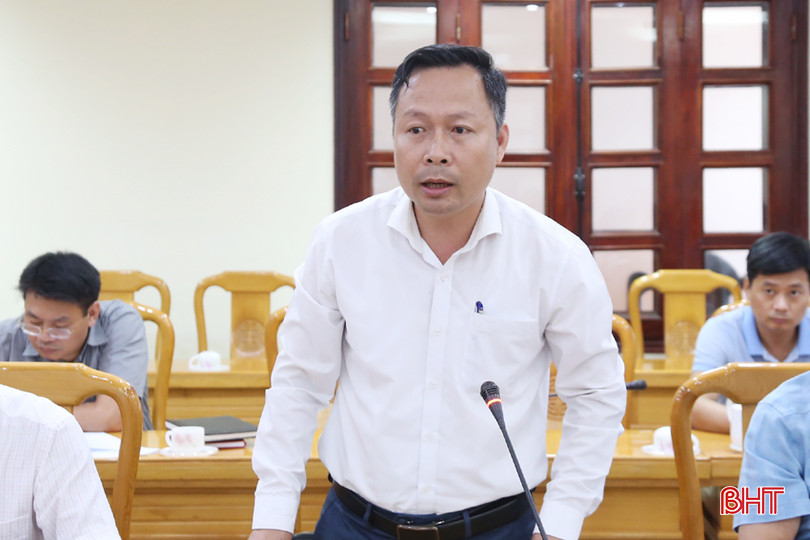 Phó Chủ tịch UBND huyện Thạch Hà Nguyễn Văn Sáu kiến nghị một số nội dung liên quan đến công tác đo vẽ, cấp giấy chứng nhận đất sau khi thực hiện tập trung tích tụ ruộng đất. 2A.jpg