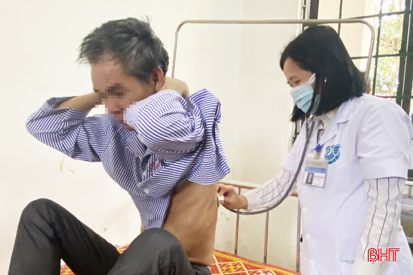 Bác sỹ Khoa Cấp tính nam, Bệnh viện Tâm thần Hà Tĩnh thăm khám cho một bệnh nhân bị loạn thần do nghiện rượu. ruou 3A.jpg