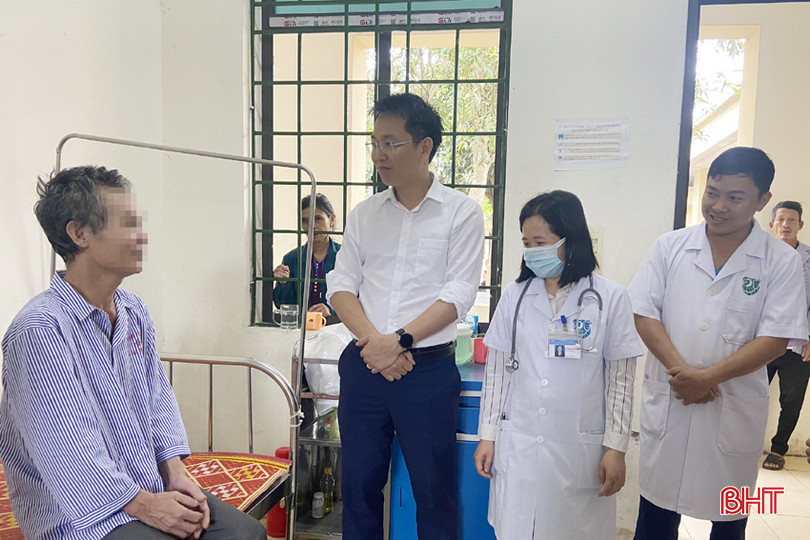 Các bác sỹ đến động viên người bệnh hạn chế, từ bỏ bia rượu. ruou 2A.jpg