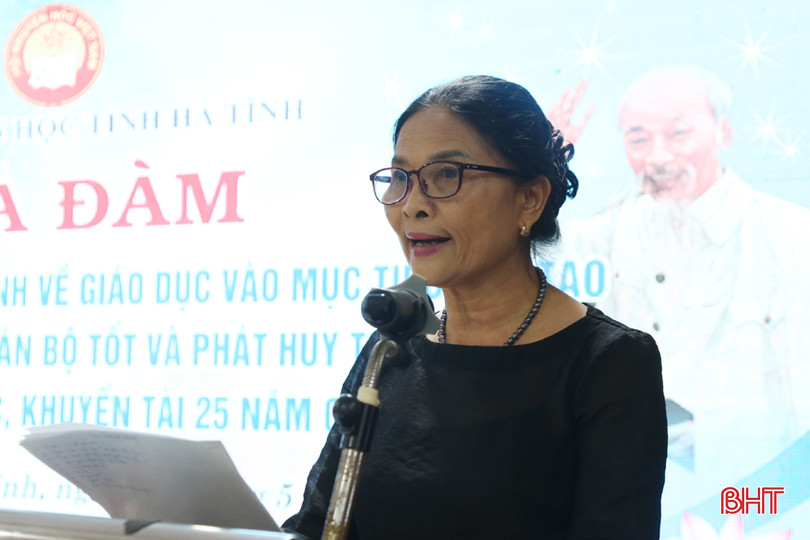 Bà Nguyễn Thị Hồng Vân - Chủ tịch Hội Khuyến học huyện Đức Thọ trình bày tham luận về cộng đồng học tập ở Đông Thái. 4A.jpg