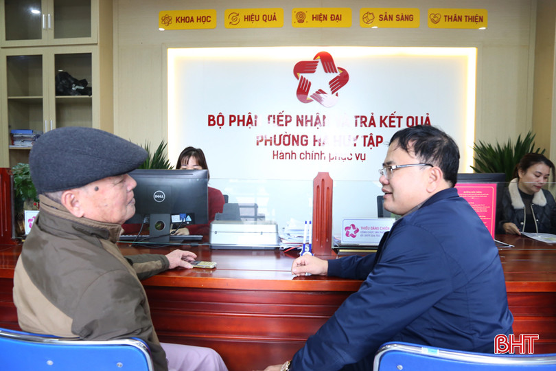 Phát huy tối đa vai trò của người đứng đầu trong lãnh đạo, chỉ đạo CCHC. Ảnh: Lãnh đạo phường Hà Huy Tập trao đổi, nắm bắt tâm tư, sự hài lòng của người dân đến giao dịch. BA.jpg