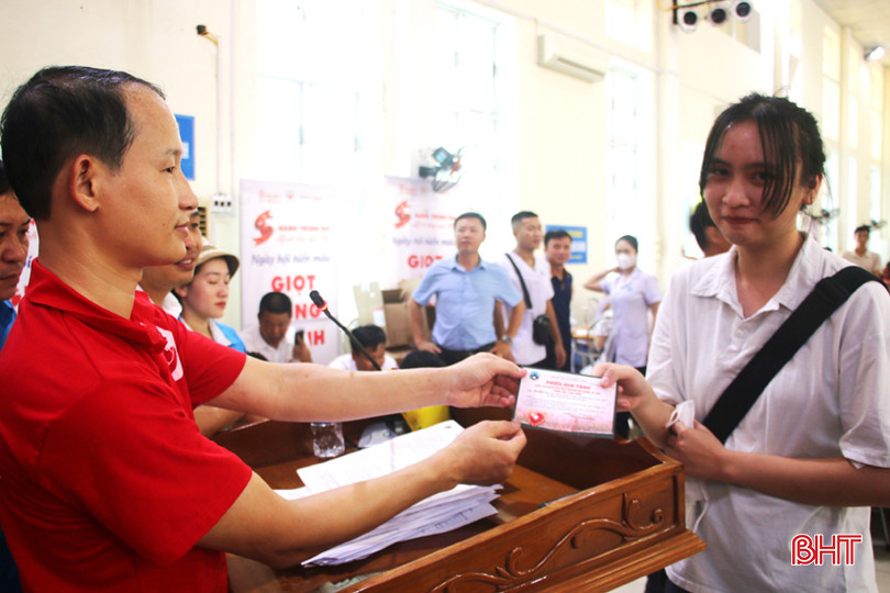Người hiến máu trao tặng lại phiếu khám, chữa bệnh miễn phí cho Hội Chữ thập đỏ tỉnh để hỗ trợ cho bệnh nhân nghèo. IMG_3933A.jpg