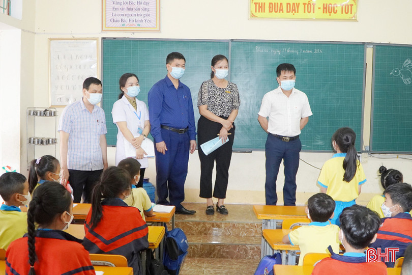 Lãnh đạo Trung tâm Kiểm soát bệnh tật tỉnh giám sát công tác phòng dịch sởi tại trường học ở Đức Thọ. giam sat soi 1A.jpg