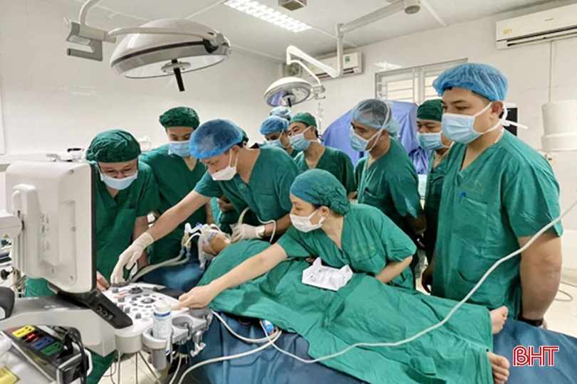 Các chuyên gia tuyến trung ương chuyển giao kỹ thuật ngoại khoa cho BVĐK tỉnh.