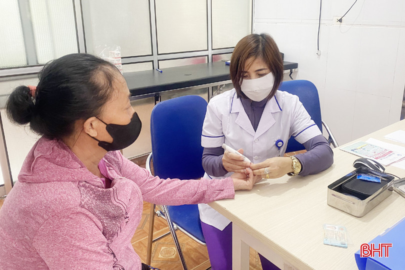 Nhân viên y tế của trạm kiểm tra đường huyết cho một bệnh nhân đái tháo đường. tram son kim 4A.jpg