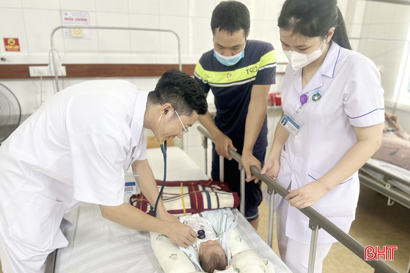 Bác sỹ Dương Văn Giáp kiểm tra sức khỏe cho bệnh nhân nhi trước khi cho xuất viện. z5516883125346_02482fb551501c0a71011f43b2402c79A.jpg