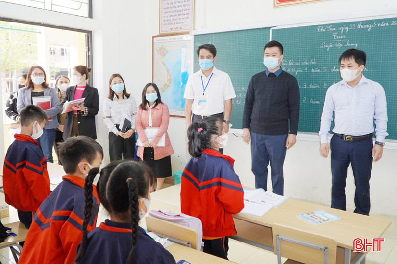 Một buổi giám sát công tác phòng, chống dịch bệnh tại trường học của ngành chức năng. giam sat soi 4A.jpg