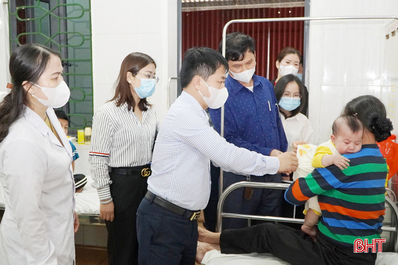 Bác sỹ Nguyễn Chí Thanh - Giám đốc Trung tâm Kiểm soát bệnh tật tỉnh giám sát một ca nghi mắc sởi tại BVĐK huyện Đức Thọ. giam sat soi 7A.jpg