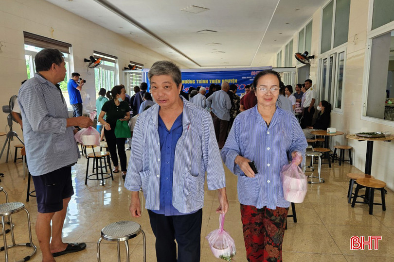 Các suất cơm, suất cháo miễn phí có ý nghĩa động viên rất lớn cho những người bệnh đang điều trị tại các cơ sở y tế. z5544124897043_1904a730dd3851ffda627862dc72465bA.jpg