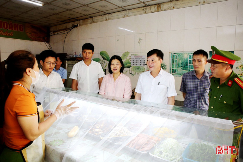 Lãnh đạo Sở Y tế kiểm tra một cơ sở kinh doanh bánh mỳ trên địa bàn TP Hà Tĩnh. vstpA.jpg