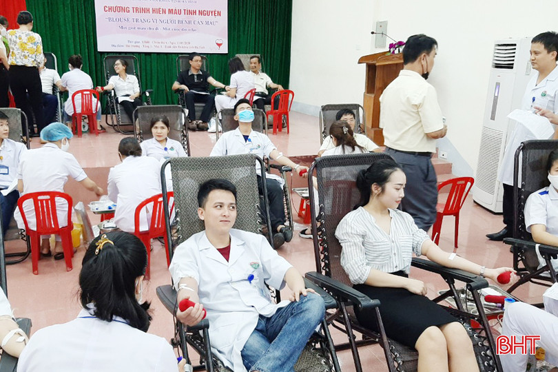 Các y bác sỹ tích cực tham gia các đợt hiến máu tình nguyện. hien mau 2A.jpg