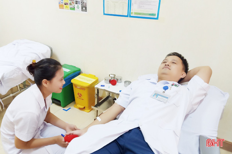 Cán bộ BVĐK tỉnh hiến những đơn vị máu để cứu sống người bệnh. hien mauA.jpg