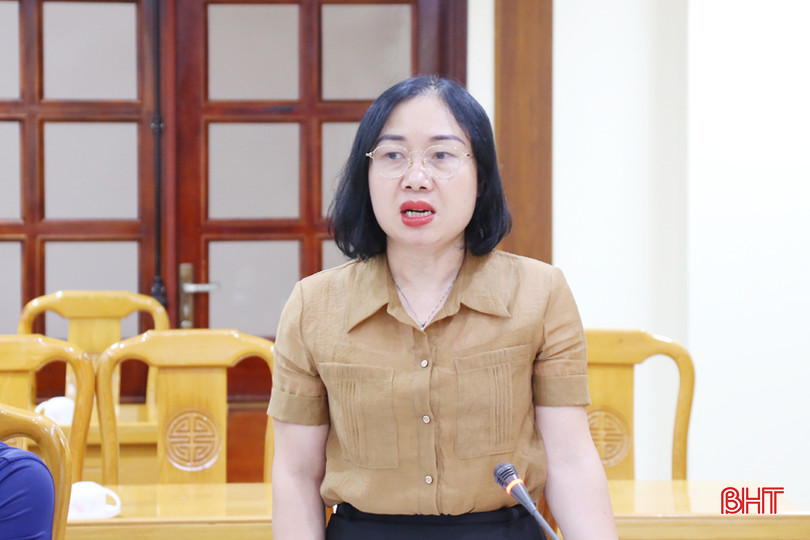 Trưởng ban Kinh tế - Ngân sách HĐND tỉnh Nguyễn Thị Thúy Nga trao đổi một số nội dung liên quan đến các cơ sở thực tiễn và pháp lý khi xây dựng chính sách. 5A.jpg
