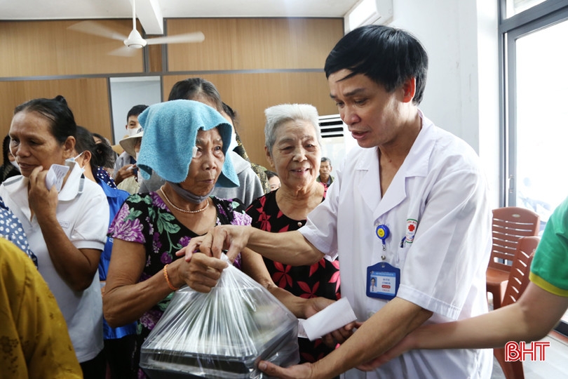 Lãnh đạo Trung tâm Y tế huyện Đức Thọ phát cơm miễn phí cho người bệnh. 1A.jpg