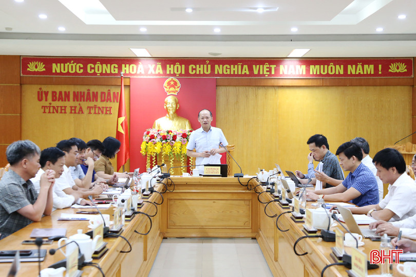 Phó Chủ tịch Thường trực UBND tỉnh Nguyễn Hồng Lĩnh chủ trì cuộc họp. IMG_6583A.jpg