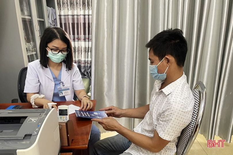 Bác sỹ tư vấn phác đồ điều trị bệnh hen cho một bệnh nhân. hen phe quanA.jpg