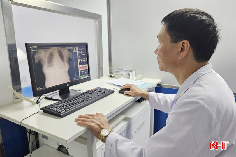 Bác sỹ Bệnh viện Phổi Hà Tĩnh đọc phim XQ phổi để phát hiện sớm các tổn thương do các bệnh về hô hấp. hen phe quan 3A.jpg