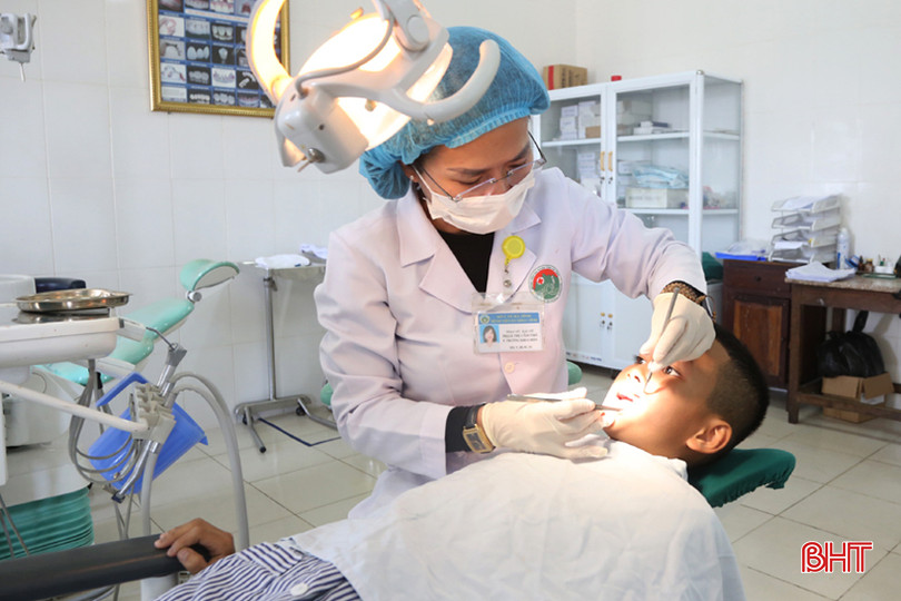 Bác sỹ Bệnh viện Đa khoa tỉnh Hà Tĩnh thăm khám, kiểm tra răng miệng cho một bệnh nhi. 2A.jpg