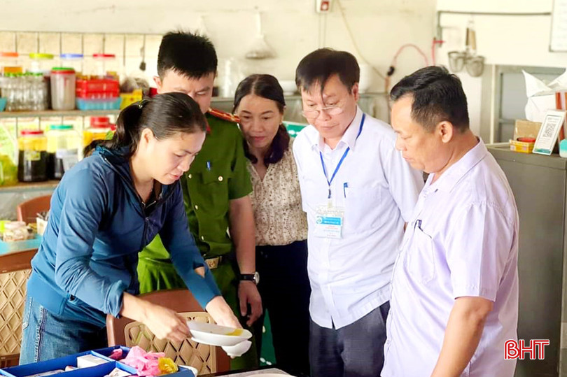 Đoàn kiểm tra của huyện Can Lộc lấy mẫu kiểm nghiệm thực phẩm. can loc ktraA.jpg