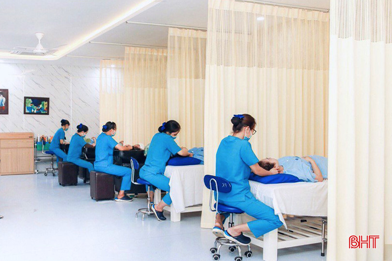 Nhân viên BVĐK TTH Hà Tĩnh gội đầu và massage sau sinh cho sản phụ. y te TTH1A.jpg
