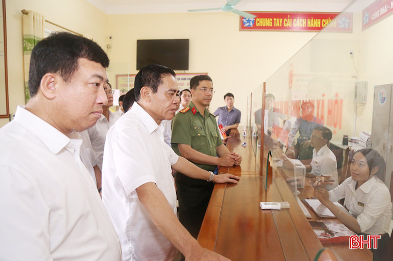 Chủ tịch UBND tỉnh Võ Trọng Hải kiểm tra đột xuất công tác CCHC tại một địa phương (năm 2023). 152d1173914t66395l0A.jpg