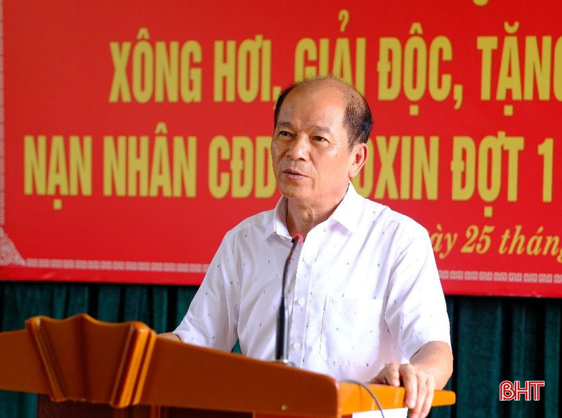 Ông Nguyễn Minh Nguyên - Chủ tịch Hội Nạn nhân chất độc da cam tỉnh Hà Tĩnh đánh giá quá trình điều trị bằng xông hơi, thải độc cho các nạn nhân chất độc da cam/dioxin.