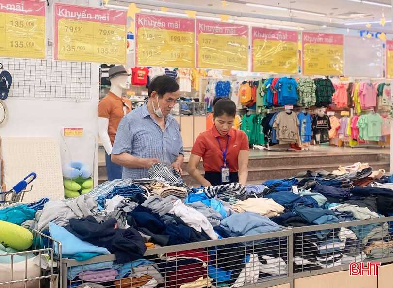 Mặt hàng thời trang đang áp dụng nhiều khuyến mãi tại siêu thị Co.opmart Hà Tĩnh. z5386187080847_1467edf7b55dbaa5720e23e6e52c4d2e.jpg