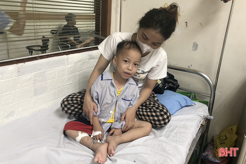 Chị Nguyễn Thị Hoa Mai đồng hành cùng con tại Viện Huyết học - Truyền máu Trung ương. f1.png