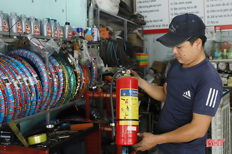 Chủ cửa hàng sửa chữa xe Phương Huế trang bị bình chữa cháy xách tay, cam kết thực hiện các điều kiện về an toàn PCCC. B1.png