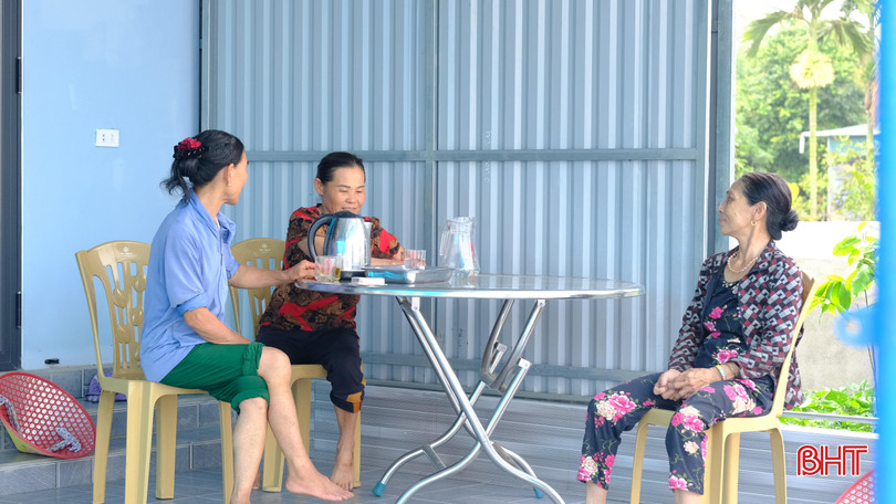 Bà Thuân (thứ hai từ trái sang) chia sẻ về cuộc sống mới tại khu TĐC. DSCF2549-min.JPG